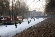 900017 Afbeelding van schaatsers op de bevroren Stadsbuitengracht te Utrecht.